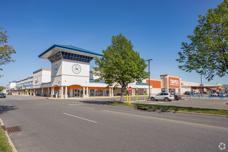 234 Airport Plaza Blvd, Farmingdale, NY for lease - Primary Photo - Image 2 of 14