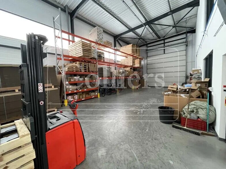 Office in Miramas for lease - Building Photo - Image 3 of 10