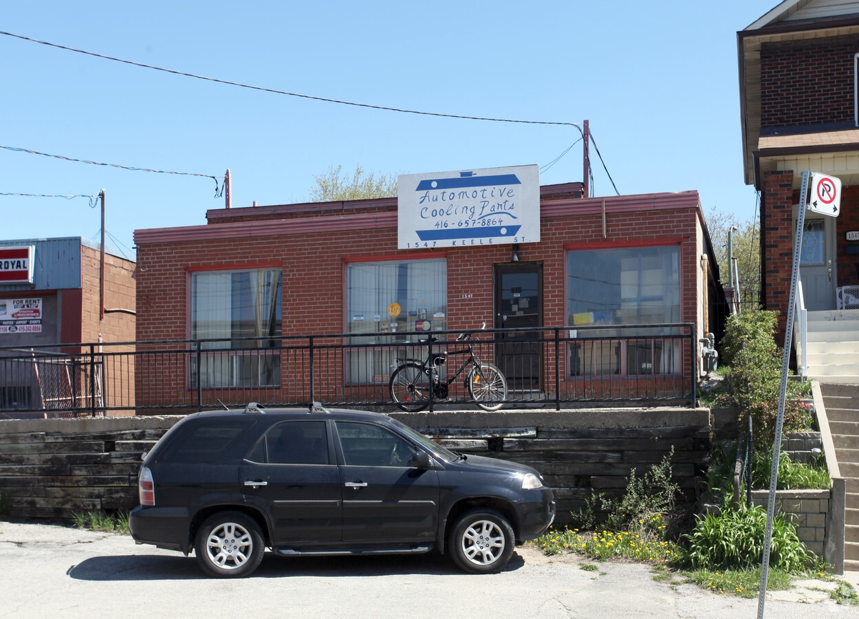 1547 Keele St, Toronto, ON M6N 3G1