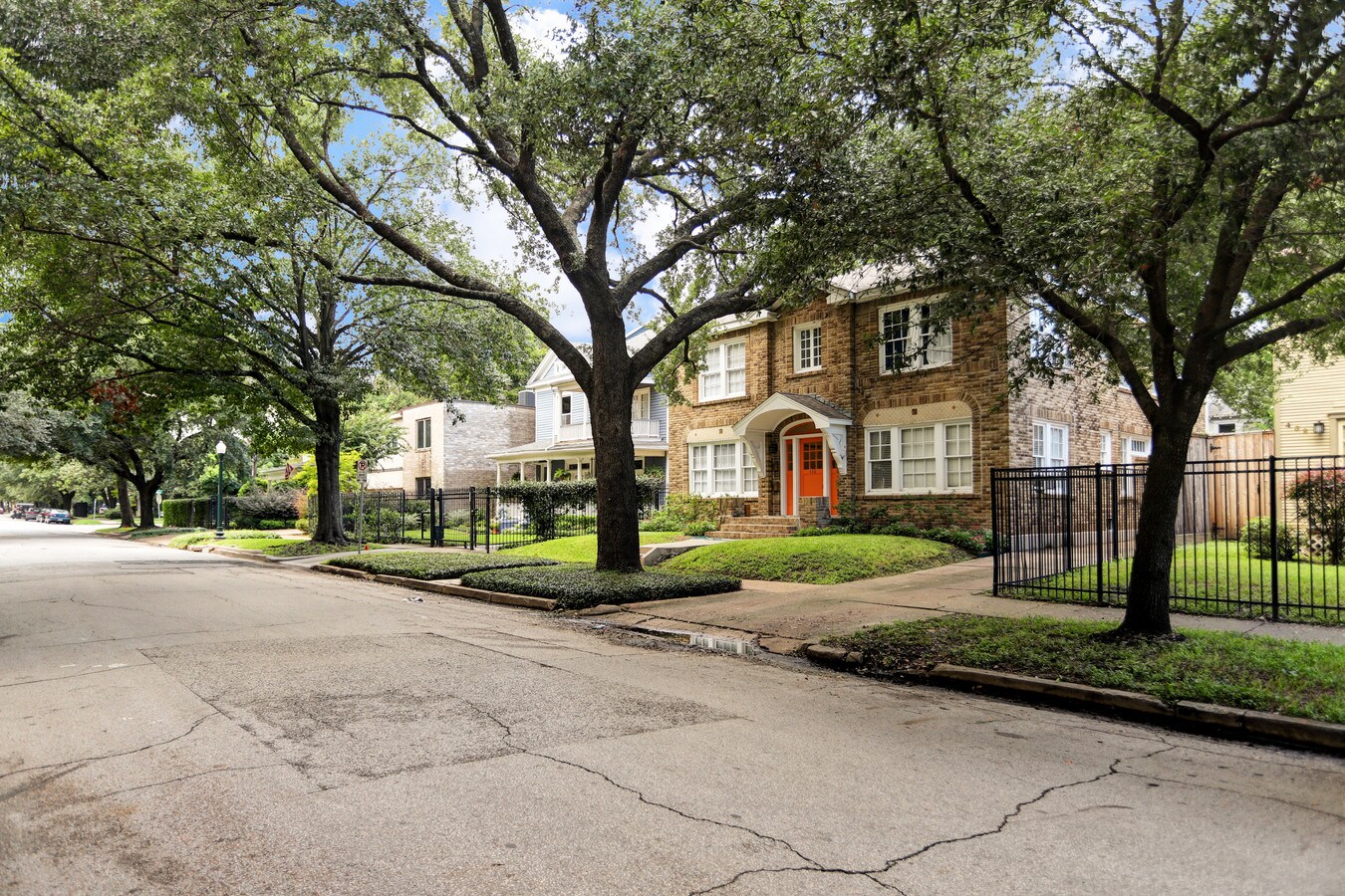 425 Hawthorne St, Houston, TX 77006