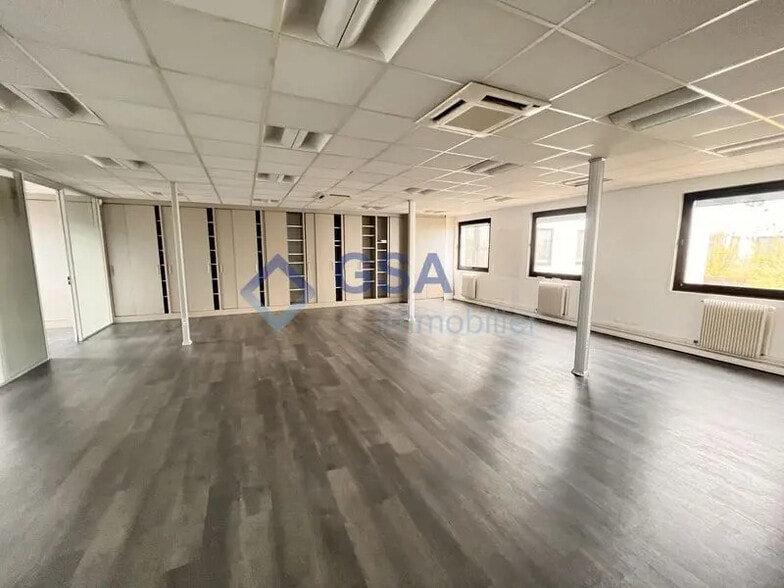 Office in Lisses for lease - Interior Photo - Image 2 of 9