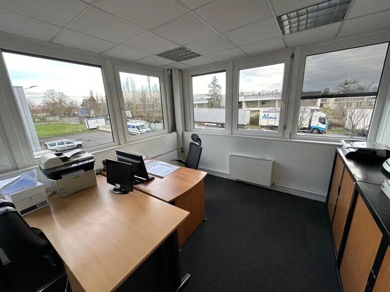 Flex in Louvres for lease - Interior Photo - Image 3 of 5