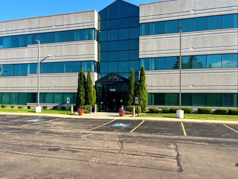 1560 Wall St, Naperville, IL for lease - Building Photo - Image 3 of 26