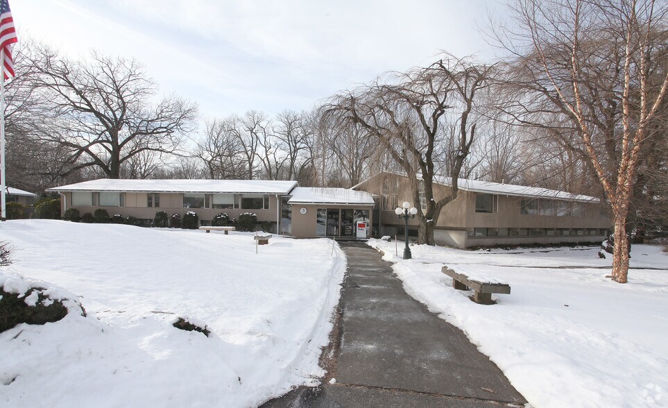 Cottage Grove Road Portfolio portfolio of 6 properties for sale on LoopNet.com - Primary Photo - Image 1 of 6