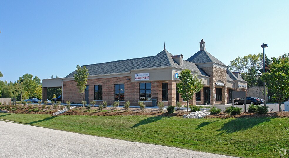 10800 N Port Washington Rd, Mequon, WI for lease - Building Photo - Image 3 of 3