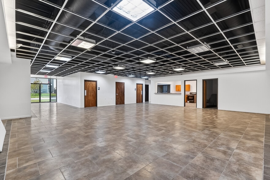 9809 Rowlett Rd, Houston, TX for lease - Interior Photo - Image 2 of 23