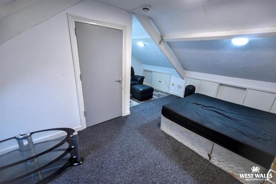 29 Dimond St, Pembroke Dock for sale - Building Photo - Image 3 of 24