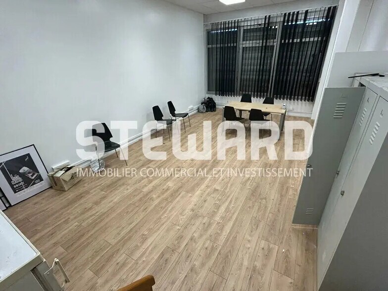 Flex in Saint-André-lez-Lille for lease - Interior Photo - Image 2 of 10