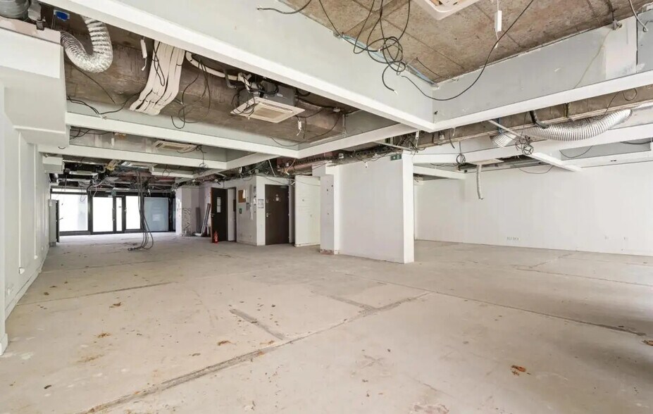 Office in Paris for lease - Building Photo - Image 2 of 6