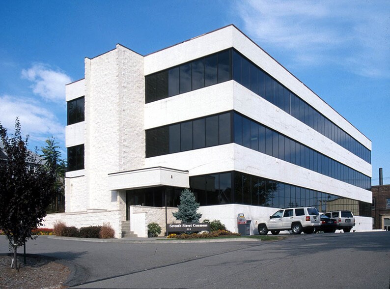 221 7th St, Pittsburgh, PA for lease - Building Photo - Image 1 of 4