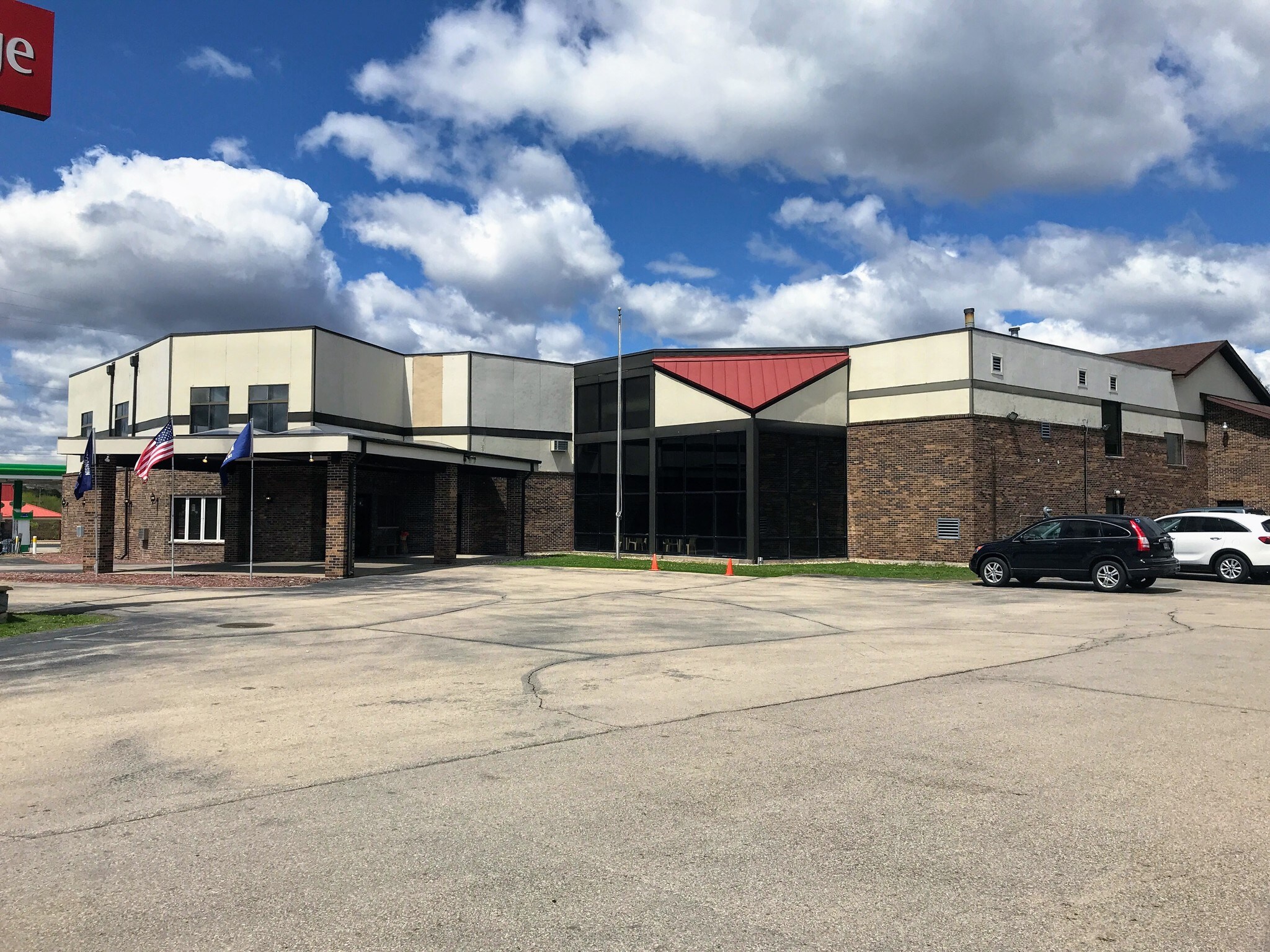 1060 W Fulton St, Waupaca, WI for sale Primary Photo- Image 1 of 1