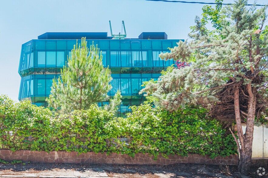 Calle de Gobelas, 15, Madrid, Madrid for lease - Building Photo - Image 2 of 3