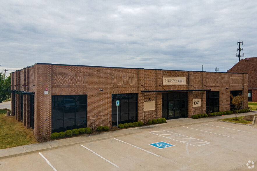 1360 N Fretz Dr, Edmond, OK for lease - Building Photo - Image 2 of 13