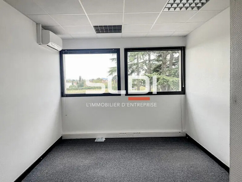 Office in Rillieux-la-Pape for lease - Interior Photo - Image 1 of 9