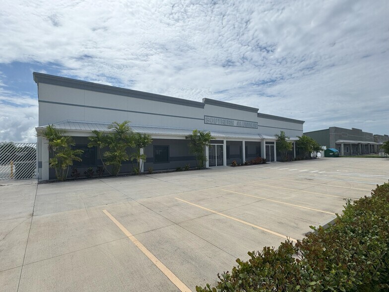 669 Stonecrest Ln, Cape Coral, FL for lease - Building Photo - Image 1 of 6