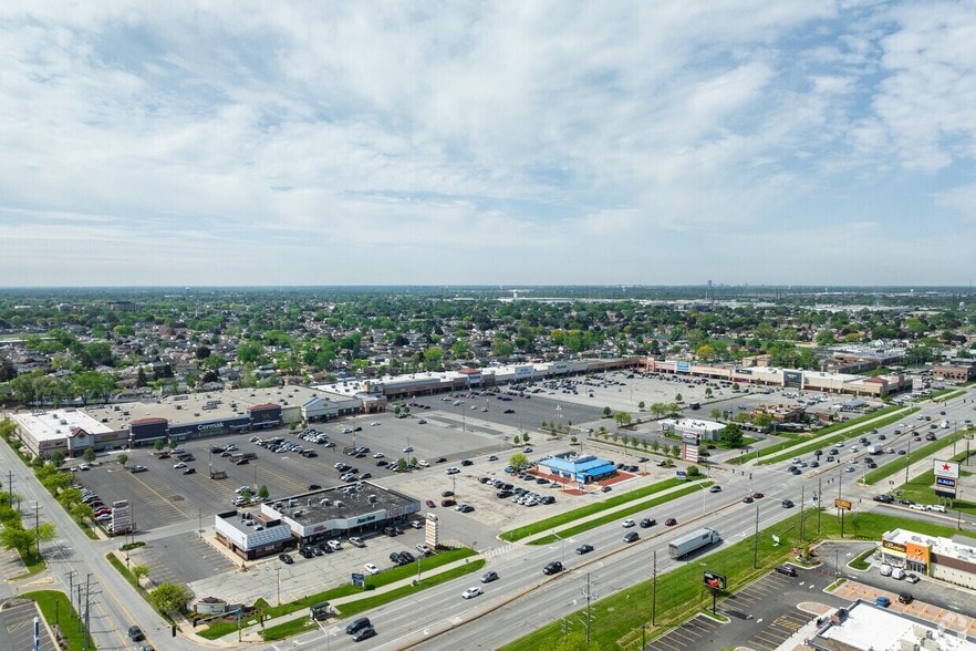 950 Winston Plz, Melrose Park, IL for lease - Building Photo - Image 3 of 9