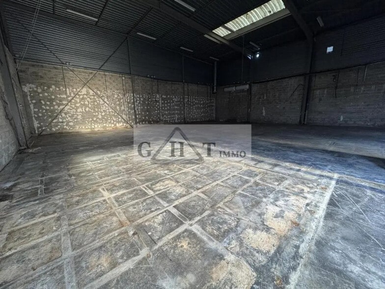 Industrial in Montrouge for sale - Interior Photo - Image 2 of 6