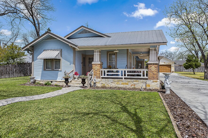 112 E Travis St, Fredericksburg, TX for sale - Building Photo - Image 1 of 1