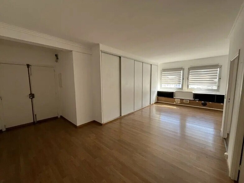 Office in Nice for lease - Interior Photo - Image 1 of 4