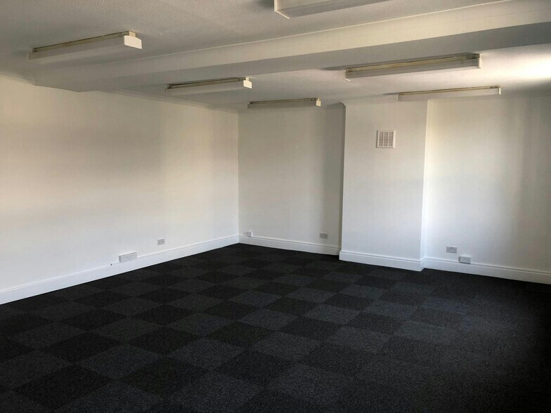 22-24 Claremont Rd, Surbiton for lease - Building Photo - Image 2 of 6