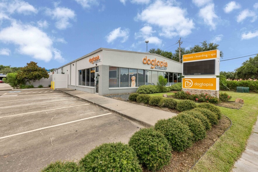 6015 Fairmont Pky, Pasadena, TX for sale - Building Photo - Image 3 of 11