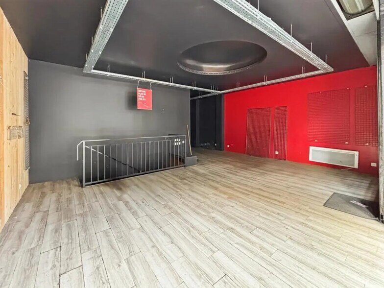 Retail in Paris for lease - Building Photo - Image 2 of 6