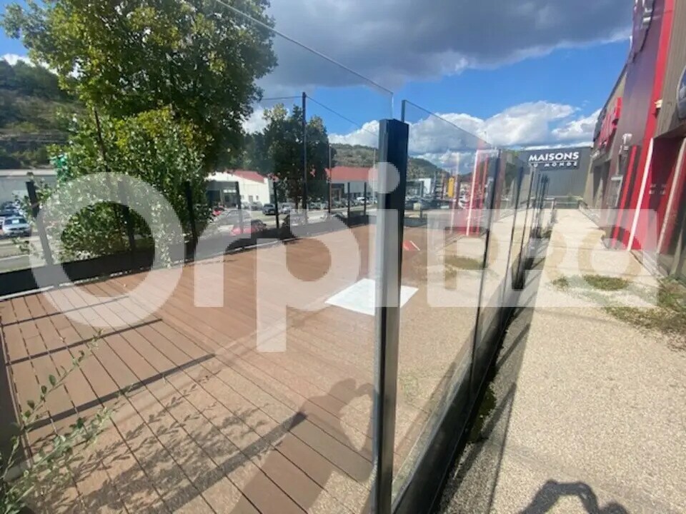 Retail in Le Montat for lease Building Photo- Image 1 of 3