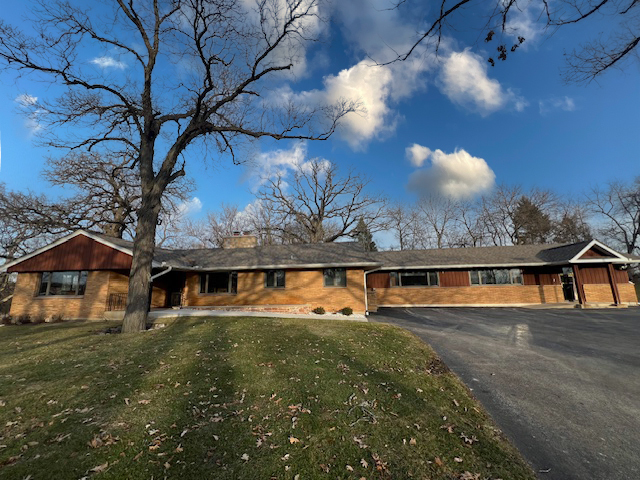 1700 S Eastwood Dr, Woodstock, IL for lease - Primary Photo - Image 1 of 26