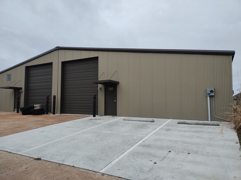 1302 Lindsey Plaza Dr, Norman, OK for lease - Building Photo - Image 3 of 12