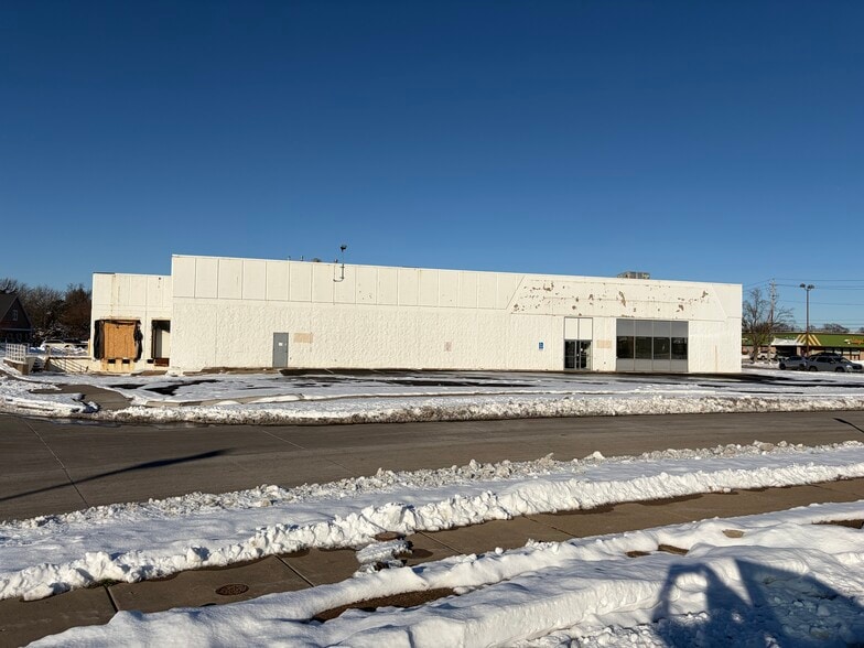 5205 22nd Ave, Moline, IL for sale - Building Photo - Image 3 of 3