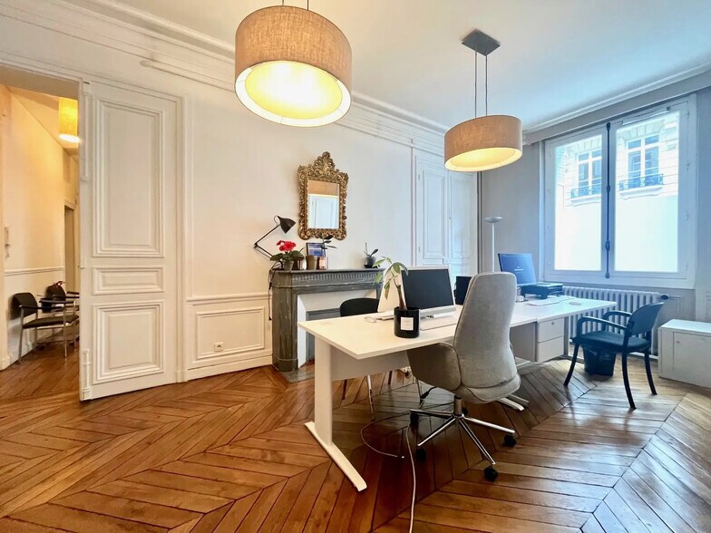 Office in Paris for lease - Interior Photo - Image 1 of 7