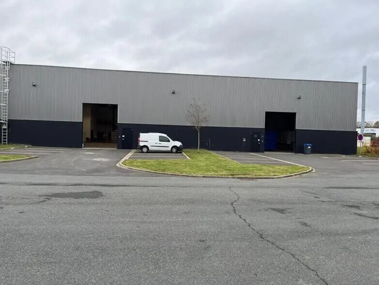 Flex in Lille for lease - Building Photo - Image 2 of 6
