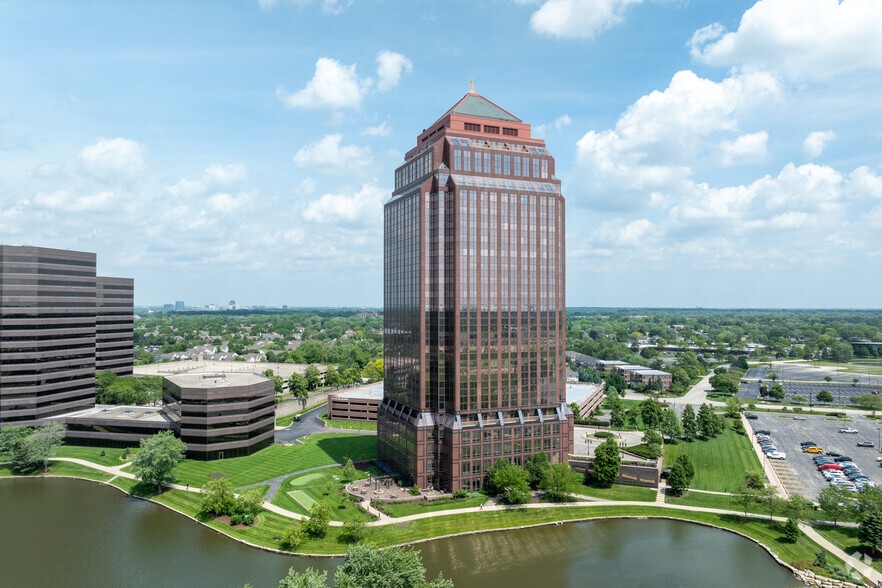 2 Pierce Pl, Itasca, IL for sale - Primary Photo - Image 1 of 1