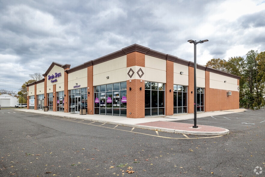 1871 Old Country Rd, Riverhead, NY for lease - Building Photo - Image 3 of 5