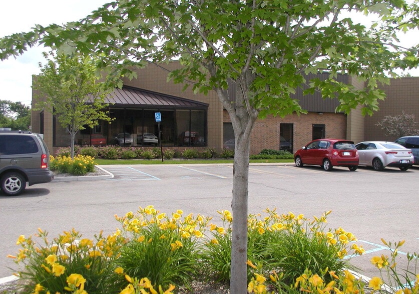 2275 N Opdyke Rd, Auburn Hills, MI for lease - Building Photo - Image 1 of 8