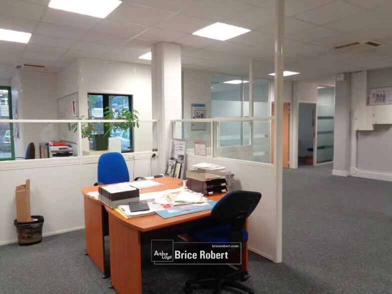 Office in Bron for lease - Interior Photo - Image 3 of 8