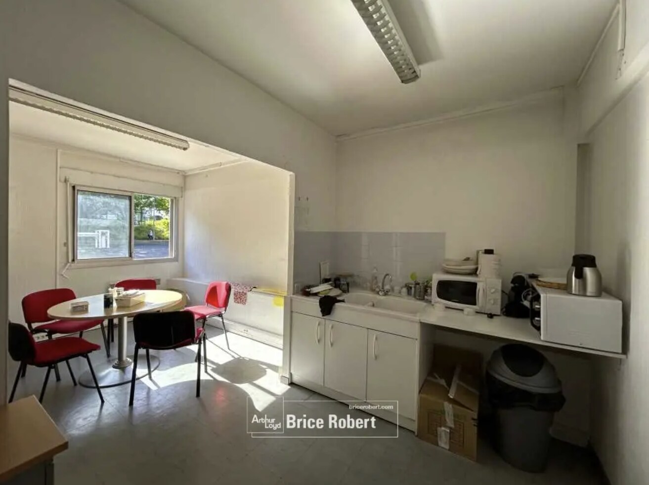 Office in Champagne-au-Mont-d'Or for lease Interior Photo- Image 1 of 3