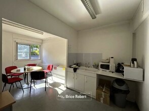 Office in Champagne-au-Mont-d'Or for lease Interior Photo- Image 1 of 3