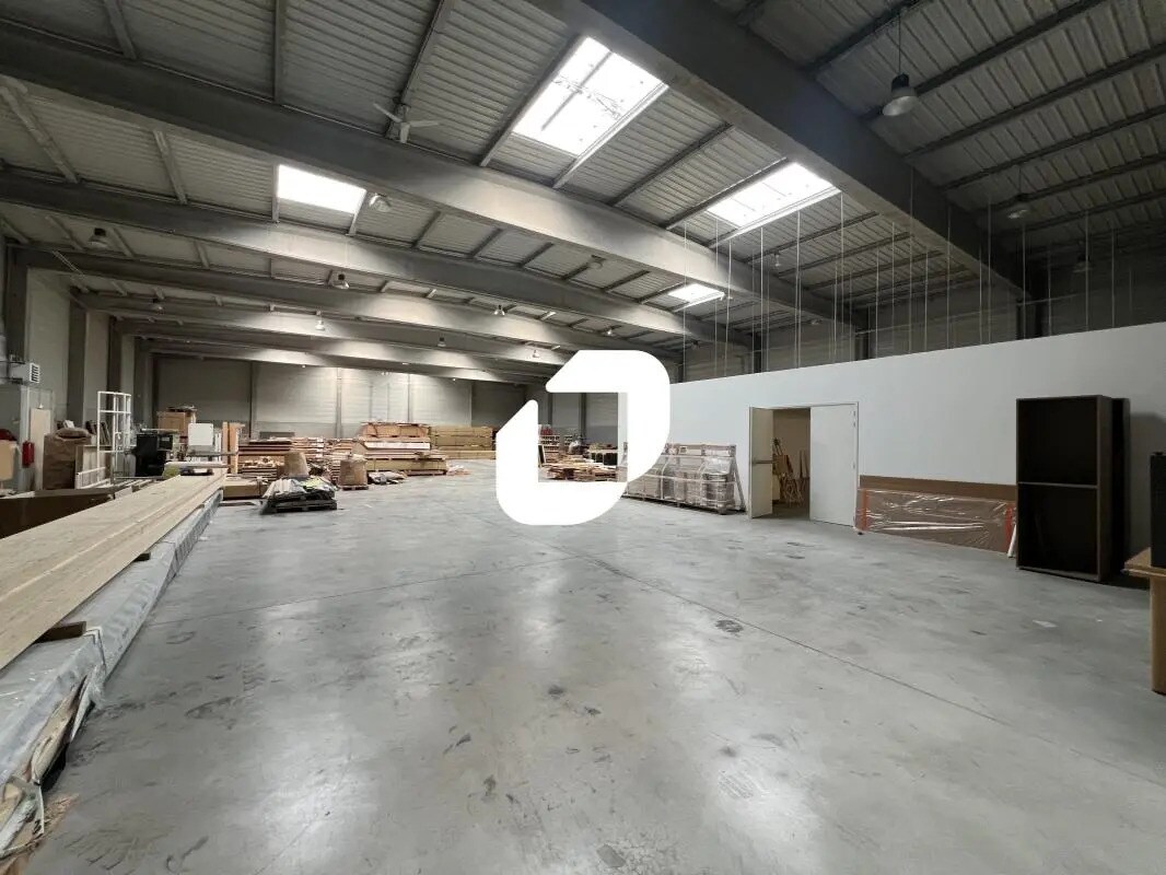 Office in Pérenchies for lease Interior Photo- Image 1 of 18