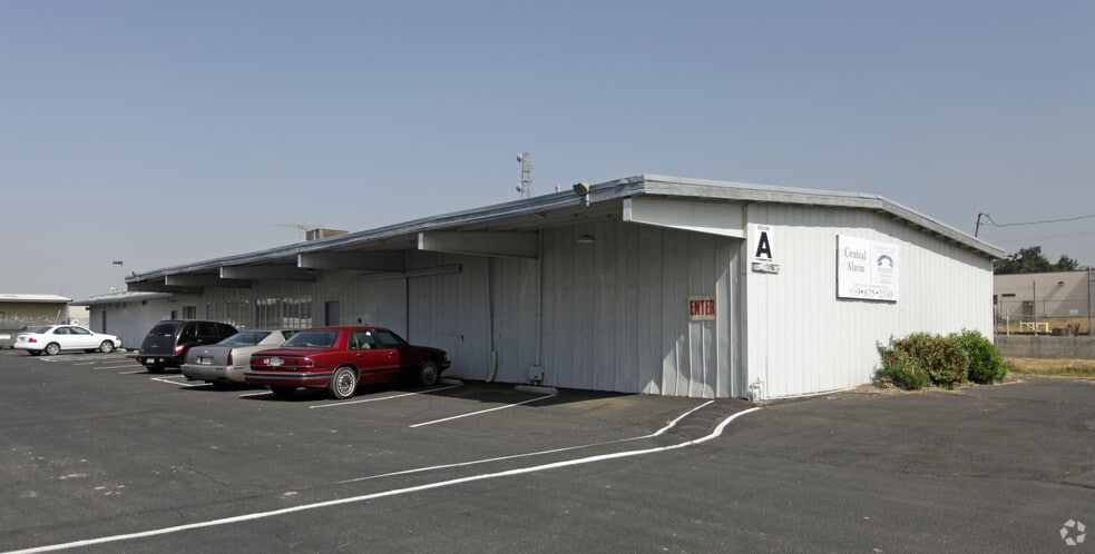 300 S Sycamore Ave, Rialto, CA for lease - Building Photo - Image 2 of 8
