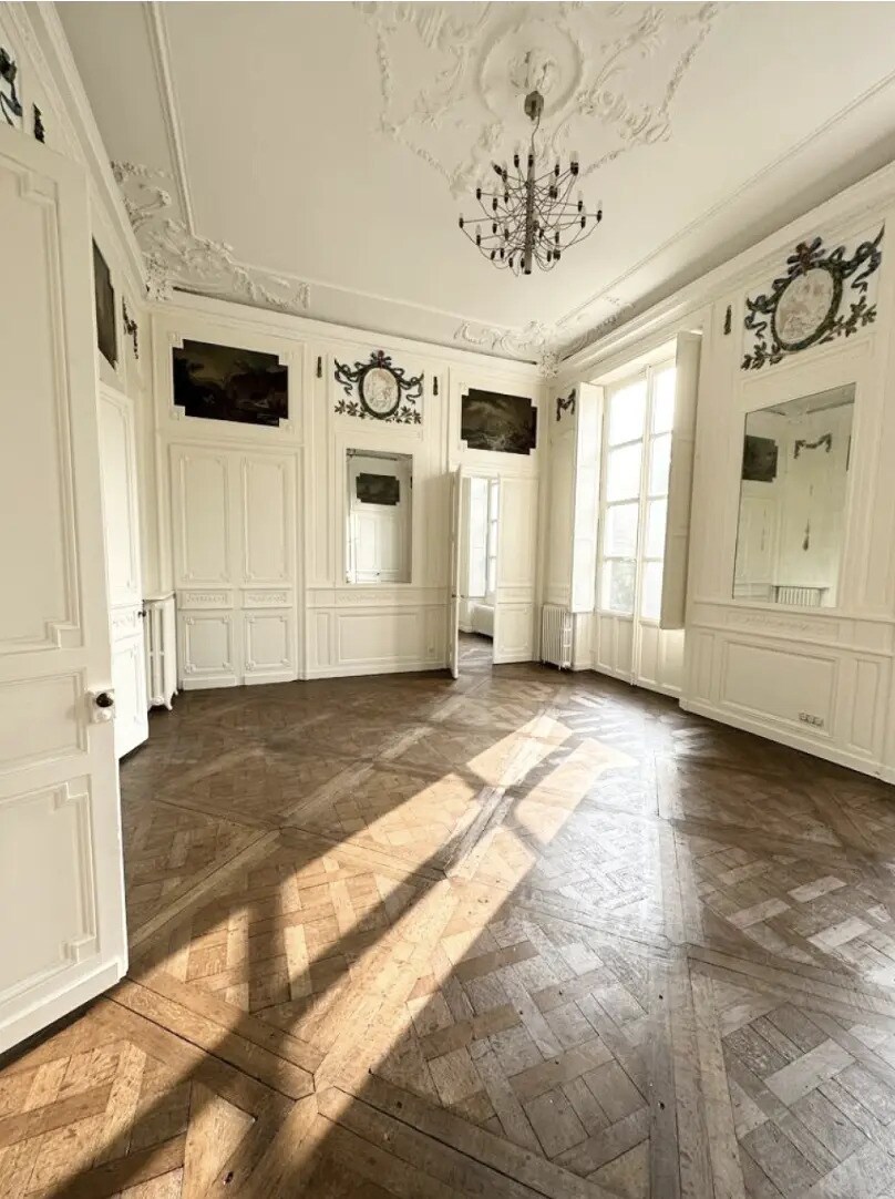 Office in Bordeaux for lease Interior Photo- Image 1 of 8