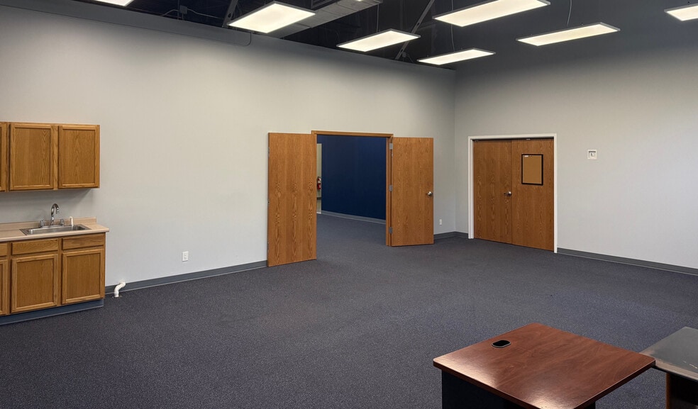 8191 Birchwood Ct, Johnston, IA for lease - Interior Photo - Image 3 of 24