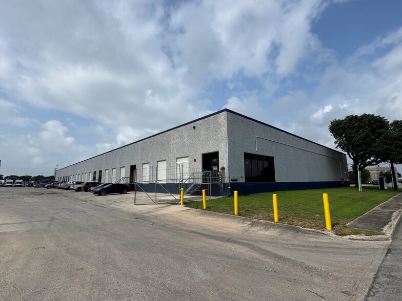 4514-4520 Tejasco, San Antonio, TX for lease - Building Photo - Image 2 of 2