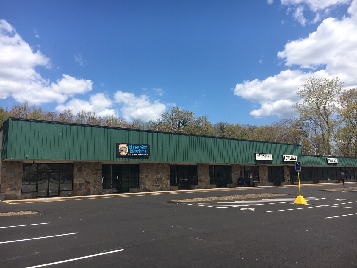 134138 South Rd, Enfield, CT 06082 Southwood Shopping Parkade