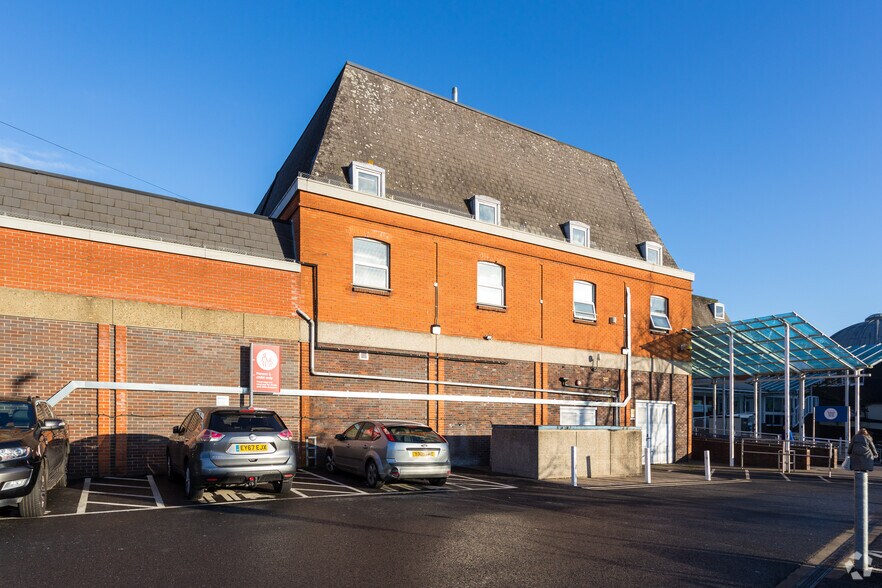 Market Pl, Braintree, CM7 3HQ Warwick House