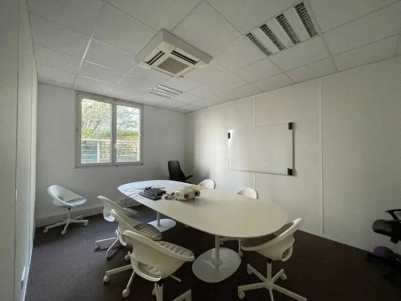 Flex in Montrouge for lease - Interior Photo - Image 3 of 7