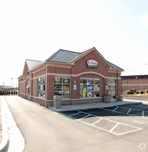 40 E Square Lake Rd, Bloomfield Hills, MI for lease - Building Photo - Image 1 of 3