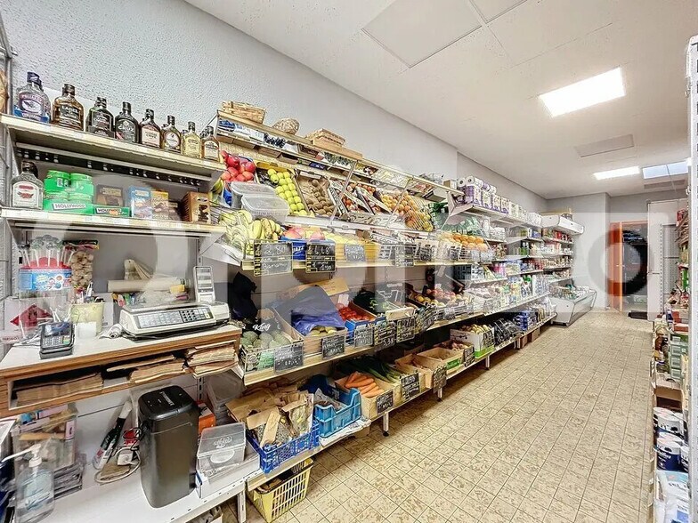 Retail in Clermont for sale - Interior Photo - Image 3 of 7