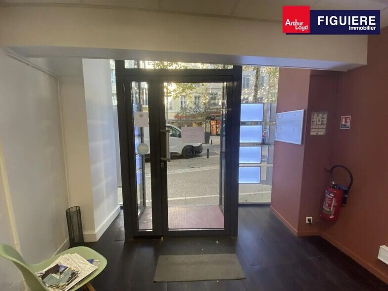 Retail in Salon-de-Provence for lease - Lobby - Image 3 of 12