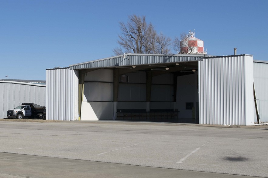 2013 Kneubuhl Ct, Salina, KS for lease - Building Photo - Image 2 of 22